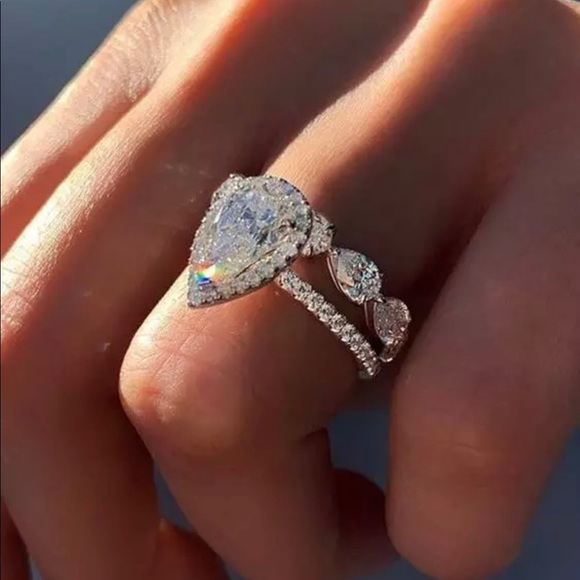 Jewelry - ✨SOLD OUT✨Sparkling 2 Piece Wedding Set✨